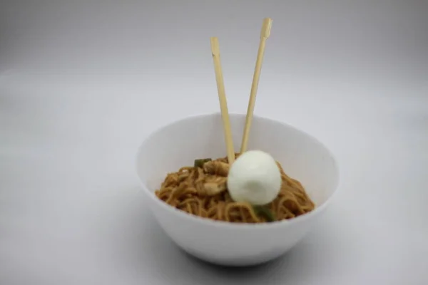 Fideos Con Huevo Cocido Palillos Madera Tazón Aislado Sobre Fondo — Foto de Stock