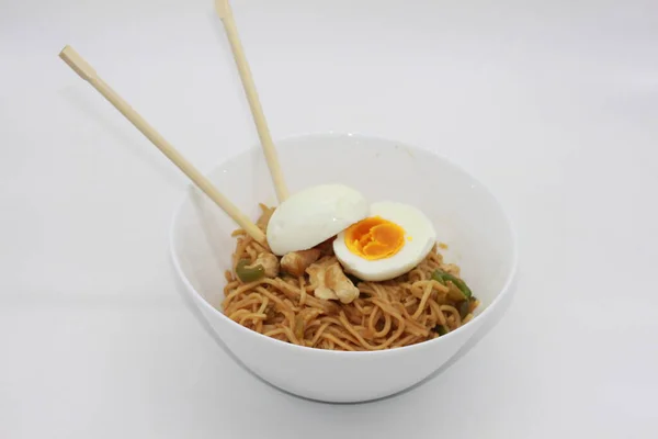 Fideos Con Huevo Cocido Palillos Madera Tazón Aislado Sobre Fondo — Foto de Stock