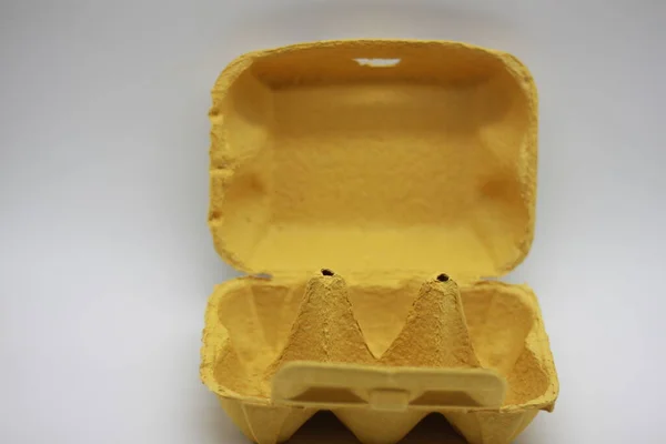 Gelber Eierbecher Und Recyclingfähiges Material — Stockfoto