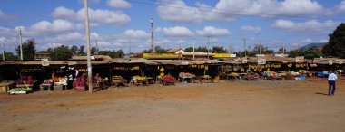 Amboseli-Nairobi-Naivasha rotası, Kenya, Afrika, 1 Temmuz 2019: Amboseli 'den Kenya, Afrika' daki Nairobi 'ye giden yolda yol kenarındaki meyve pazarları