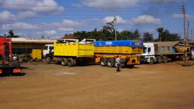 Amboseli-Nairobi-Naivasha rotası, Kenya, Afrika, 1 Temmuz 2019 Amboseli 'den Afrika, Kenya' da Nairobi 'ye kadar yolun kenarına park edilmiş büyük kamyonlar.