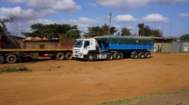 Amboseli-Nairobi-Naivasha rotası, Kenya, Afrika, 1 Temmuz 2019 Amboseli 'den Afrika, Kenya' da Nairobi 'ye kadar yolun kenarına park edilmiş büyük kamyonlar.