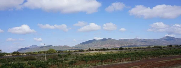 从蒙巴萨到内罗毕的铁路线景观 背景是田野 蓝天和白云 — 图库照片