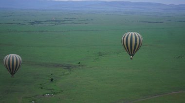 Afrika, Kenya 'da Masai Mara' nın savanasında uçan balonlar.