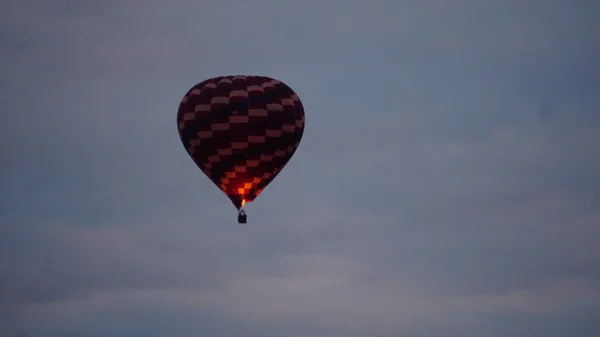 ケニアのマサイ マラのサバンナを飛行中の気球は — ストック写真