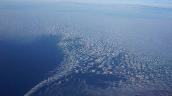 Luftaufnahme Des Sonnenaufgangs Über Dem Nebel Mit Weißen Wolken Über — Stockfoto