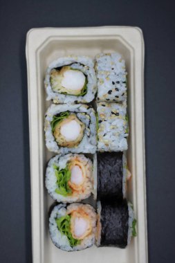 Siyah arka planda Japon suşisi, yakın plan..