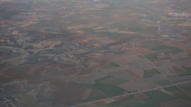 İspanya 'da Madrid havaalanı yakınlarındaki kırsal alanların havadan görüntüsü