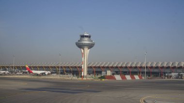 Adolfo Suarez Havalimanı, Madrid, İspanya, 10 Şubat 2022: İspanya Madrid havaalanında İberya uçakları, havacılık ve turizmin düzelmesi.
