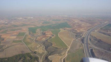 İspanya 'daki Madrid havaalanı yakınlarındaki havadan görülen yollar ve altyapı.