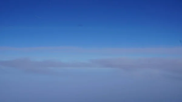 美丽的蓝天与透明的白云覆盖在海面上 环形山 地平线的线 — 图库照片