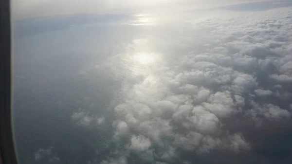 Nuvens Brancas Com Reflexos Sol Mar Fotografado Cima Avião — Fotografia de Stock