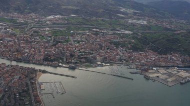 Bilbao nehri üzerindeki asma köprünün ve Getxo ve Santurce limanlarının hava manzarası..