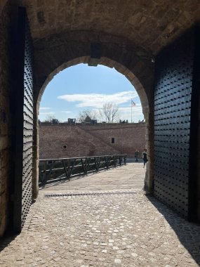 Kalemegdan Belgrad 'daki askeri müzenin duvarındaki kapı - Sırbistan - seyahat arkaplanı