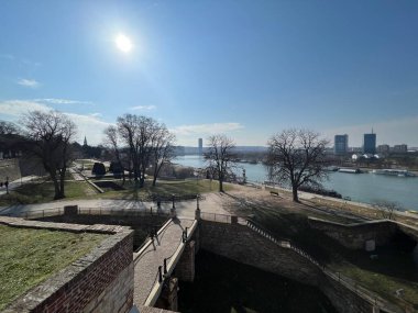 Belgrad 'daki Tuna Nehri' nin panoramik manzarası kent duvarlarından fotoğraflandı