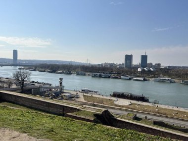 Belgrad 'daki Tuna Nehri' nin panoramik manzarası kent duvarlarından fotoğraflandı