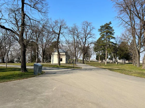 Belgrad duvarlarının yanındaki bir parkın panoraması