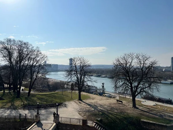 Belgrad 'daki Tuna Nehri' nin panoramik manzarası kent duvarlarından fotoğraflandı