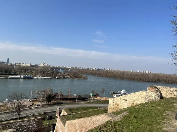 Belgrad 'daki Tuna Nehri' nin panoramik manzarası kent duvarlarından fotoğraflandı