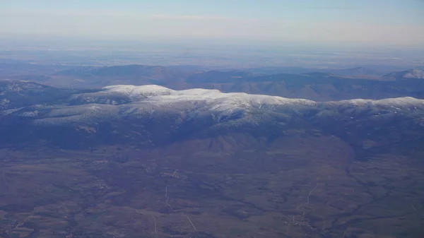 Vista Aérea Uma Montanha Com Seu Cume Nevado — Fotografia de Stock