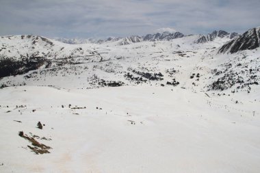 Andorra 'daki Grandvalira kayak merkezindeki karlı dağların manzarası