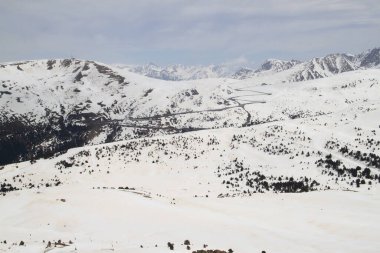 Andorra 'daki Grandvalira kayak merkezindeki karlı dağların manzarası