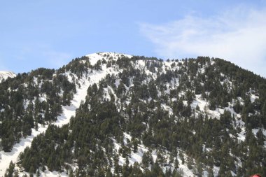 Andorra 'daki Grandvalira kayak merkezindeki karlı dağların manzarası