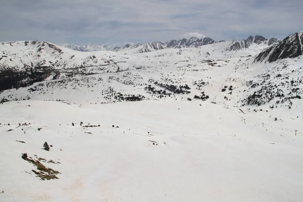 Andorra 'daki Grandvalira kayak merkezindeki karlı dağların manzarası