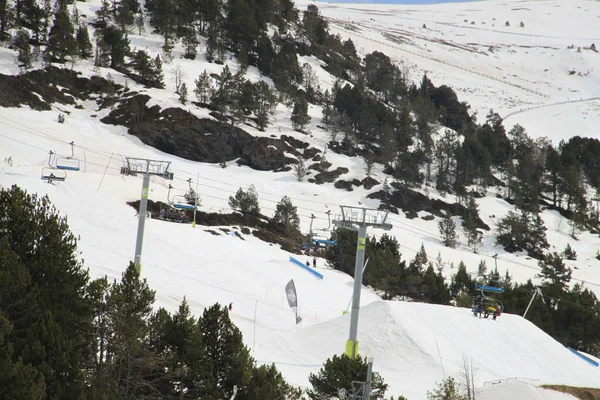 アンドラのGrandvaliraのスキーリゾートでの雪の山の風景 — ストック写真