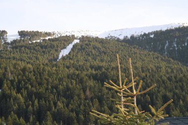 Grandvalira, Andorra kayak merkezindeki karlı dağların manzarası