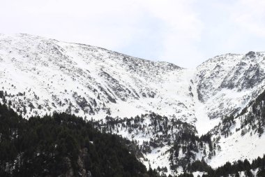 Grandvalira, Andorra kayak merkezindeki karlı dağların manzarası