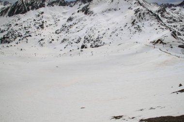 Grandvalira, Andorra kayak merkezindeki karlı dağların manzarası