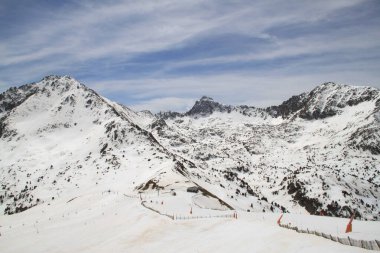 Grandvalira, Andorra kayak merkezindeki karlı dağların manzarası