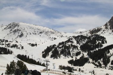 Grandvalira, Andorra kayak merkezindeki karlı dağların manzarası