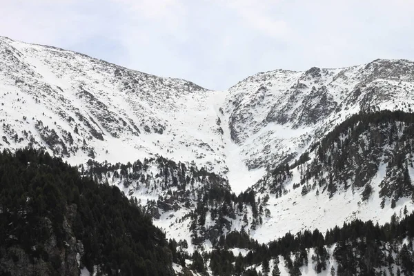 Grandvalira, Andorra kayak merkezindeki karlı dağların manzarası