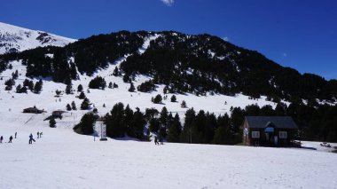 Nisanda güneşli bir günde Andorra 'daki Pireneler' deki Grandvalira kayak merkezinin manzaraları