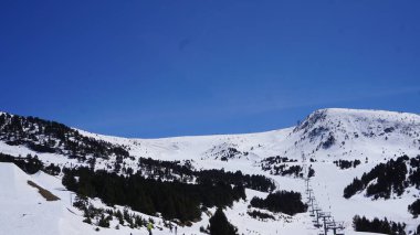 Nisanda güneşli bir günde Andorra 'daki Pireneler' deki Grandvalira kayak merkezinin manzaraları