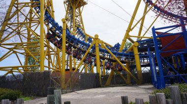 Madrid, İspanya Topluluğu, Nisan 15, 2022: Kutsal Hafta 2022 'deki Warner lunaparkının manzaraları