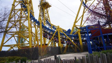 Madrid, İspanya Topluluğu, Nisan 15, 2022: Kutsal Hafta 2022 'deki Warner lunaparkının manzaraları