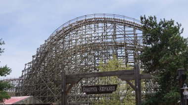 Madrid, İspanya Topluluğu, Nisan 15, 2022: Kutsal Hafta 2022 'deki Warner lunaparkının manzaraları