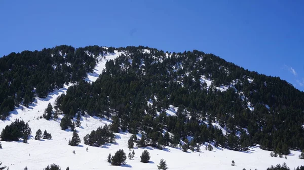 Nisanda güneşli bir günde Andorra 'daki Pireneler' deki Grandvalira kayak merkezinin manzaraları