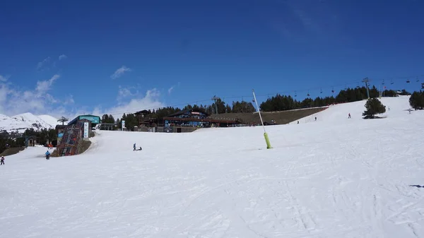 4月一个阳光灿烂的日子 安道尔比利牛斯格兰瓦拉滑雪胜地的风景 — 图库照片