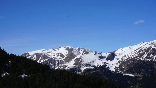 4月一个阳光灿烂的日子 安道尔比利牛斯格兰瓦拉滑雪胜地的风景 — 图库照片