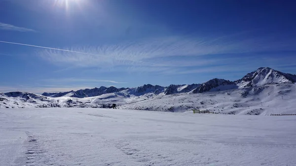 4月の晴れた日にアンドラのピレネー山脈のGrandvaliraスキーリゾートの風景 — ストック写真
