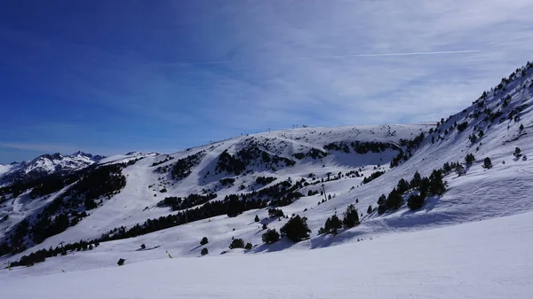 4月一个阳光灿烂的日子 安道尔比利牛斯格兰瓦拉滑雪胜地的风景 — 图库照片