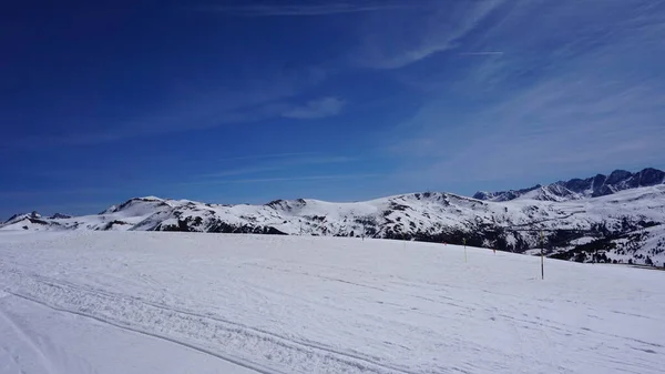 4月一个阳光灿烂的日子 安道尔比利牛斯格兰瓦拉滑雪胜地的风景 — 图库照片