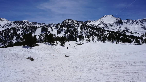 4月一个阳光灿烂的日子 安道尔比利牛斯格兰瓦拉滑雪胜地的风景 — 图库照片