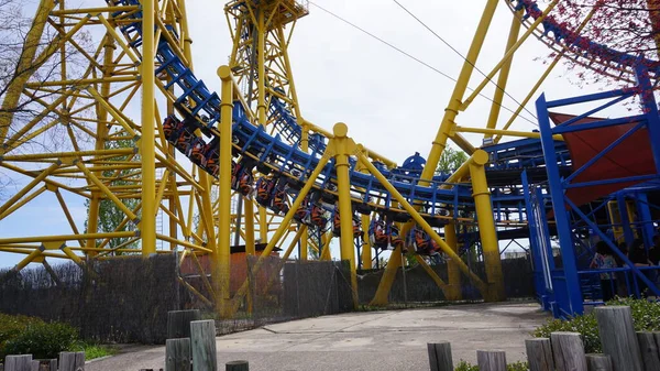 Madrid, İspanya Topluluğu, Nisan 15, 2022: Kutsal Hafta 2022 'deki Warner lunaparkının manzaraları