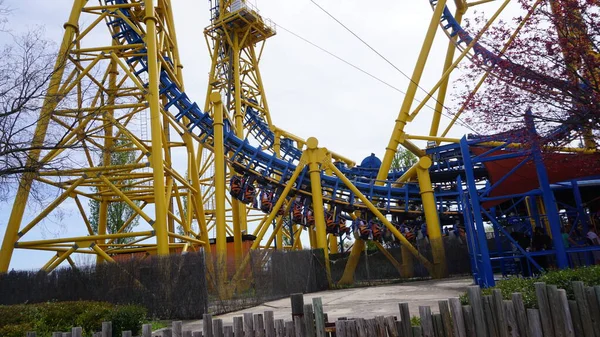 Madrid, İspanya Topluluğu, Nisan 15, 2022: Kutsal Hafta 2022 'deki Warner lunaparkının manzaraları