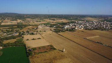 Balearic Adaları 'ndaki Mallorca kırsal alanlarının manzarası güneşli bir bahar öğleden sonrası bir uçaktan